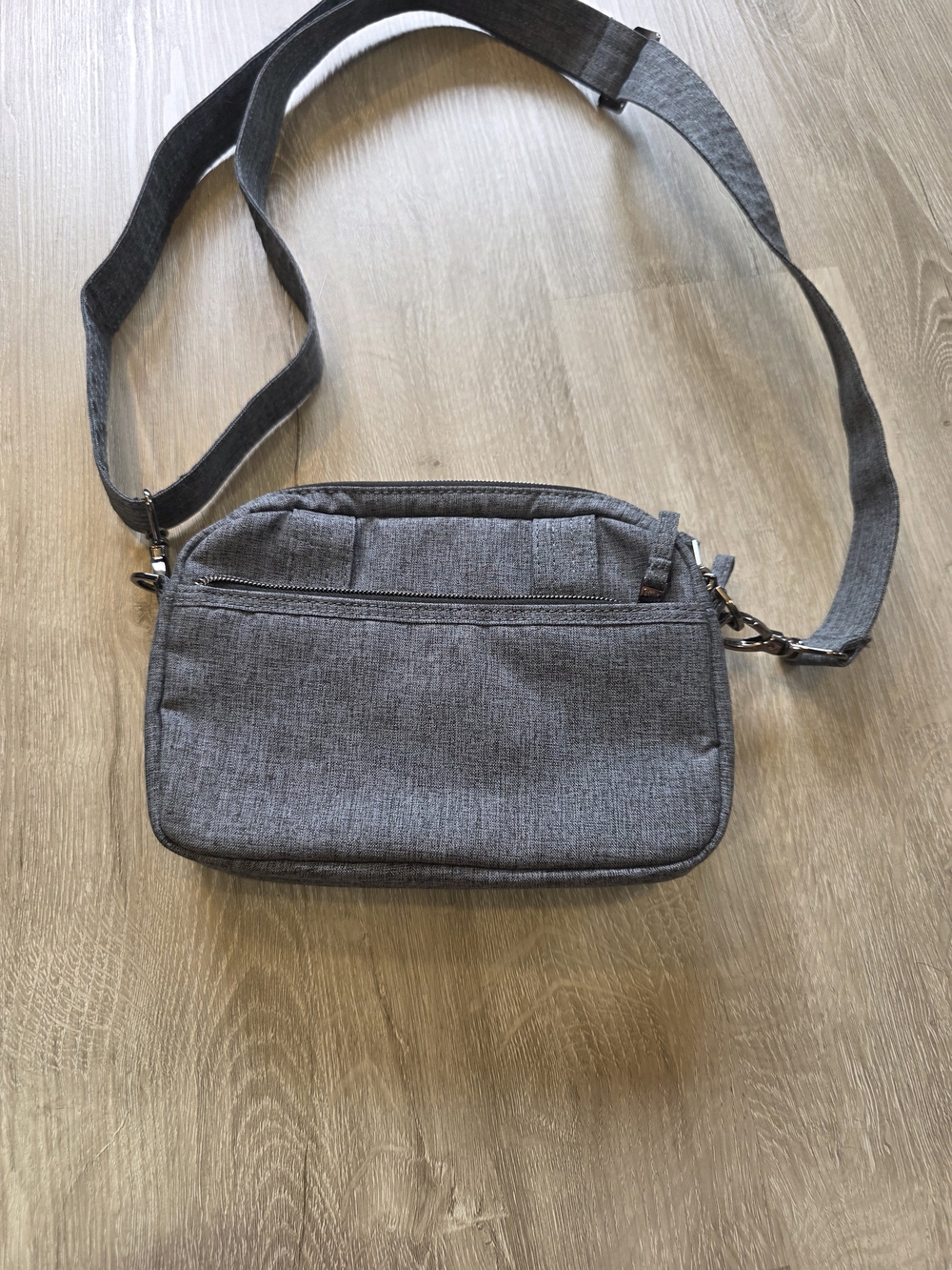 LUG Super Coupe Gray Criss Cross 8 x 6 x 2 Crossbody Shoulder Belt Bag NWOT - Picture 4 of 7